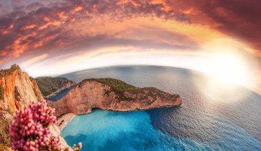 Yunanistan 'ın Zakynthos adasında gemi enkazı ve çiçekli Navagio plajı