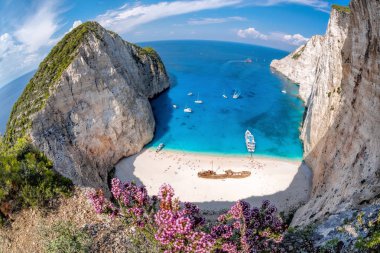 Yunanistan 'ın Zakynthos adasında gemi enkazı ve çiçekli Navagio plajı