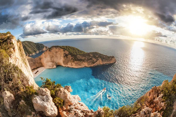 Navagio 海滩与沉船在希腊扎金索斯岛上 — 图库照片