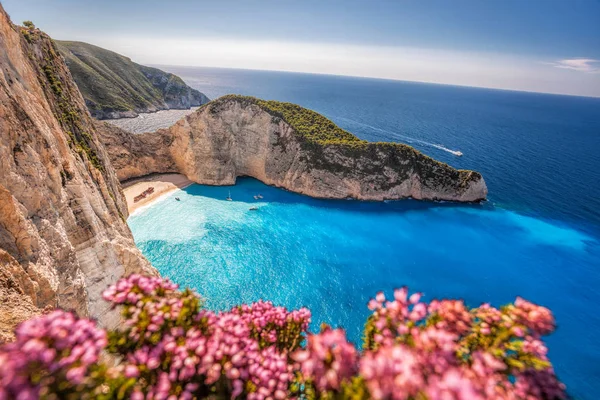 Praia Navagio Com Naufrágio Flores Ilha Zakynthos Grécia — Fotografia de Stock