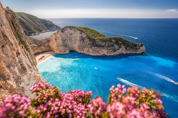 Plaża Navagio Wrakiem Statku Kwiatami Wyspie Zakynthos Grecja — Zdjęcie stockowe