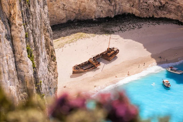 Pláž Navagio Troskami Květinami Ostrově Zakynthos Řecko — Stock fotografie