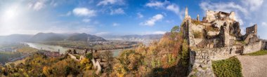 Duernstein köyü kale sırasında sonbahar Wachau, Avusturya ile Panoraması