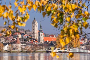 Krems kasaba ile Tuna Nehri sırasında sonbahar Wachau, Avusturya