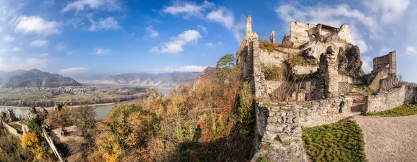 在奥地利瓦豪的杜恩施泰因村与城堡在秋天的全景 — 图库照片