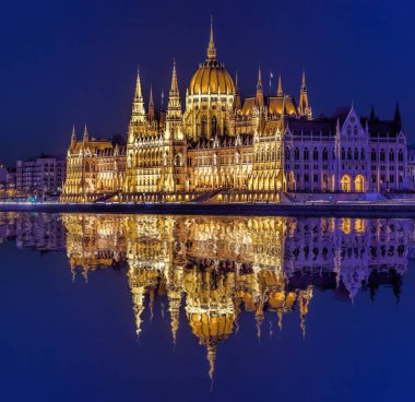 Ünlü Parlamento Binası Budapeşte Macaristan Tuna Nehri gece yukarıda.
