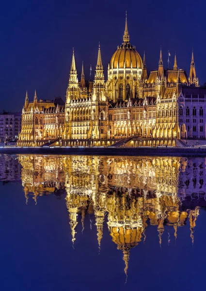 Ünlü Parlamento Binası Budapeşte Macaristan Tuna Nehri Gece Yukarıda — Stok fotoğraf