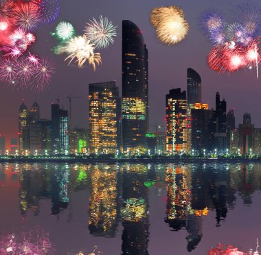 Abu Dhabi Birleşik Arap Emirlikleri Fireworks'de karşı gökdelenler ile