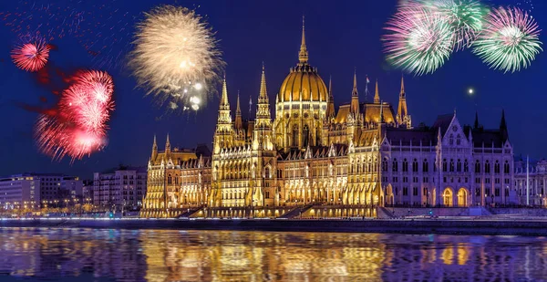 Parlamentet Budapest Med Fyrverkeri Firandet Det Nya Året Ungern — Stockfoto