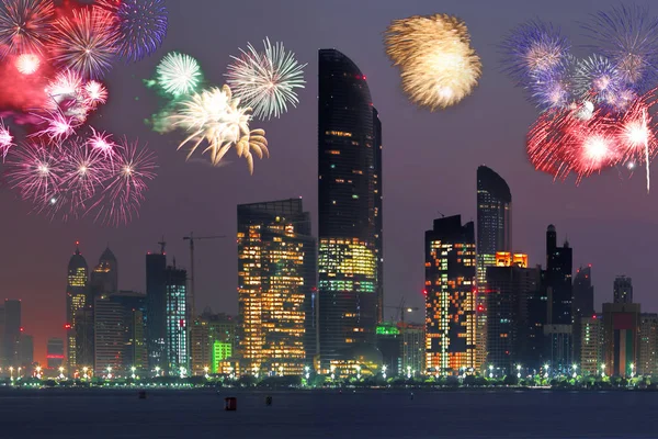 Abu Dhabi Com Arranha Céus Contra Fogos Artifício Emirados Árabes — Fotografia de Stock