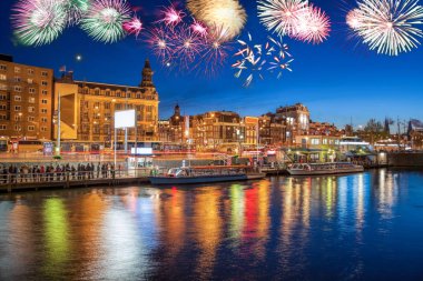 Amsterdam Hollanda havai fişek (yeni yıl kutlamaları) ile