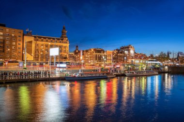 Kanal Hollanda'da teknelerle Amsterdam şehir
