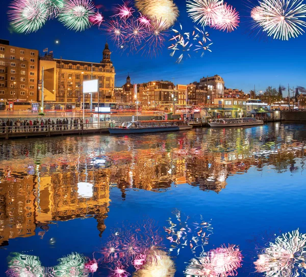 Ámsterdam Con Fuegos Artificiales Celebración Del Año Nuevo Holanda —  Fotos de Stock