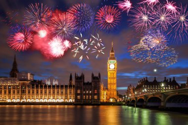 Londra, İngiltere (yeni yıl kutlamaları havai fişek ile Big Ben)