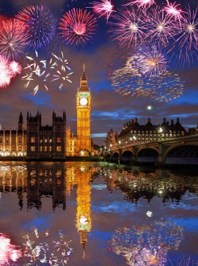 Londra, İngiltere (yeni yıl kutlamaları havai fişek ile Big Ben)