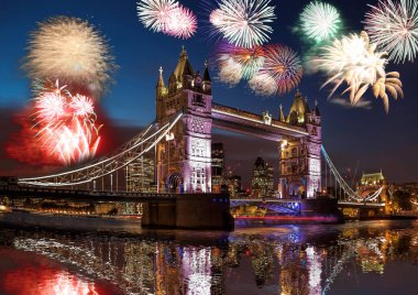 Tower Bridge, Londra, İngiltere (yeni yıl kutlamaları havai fişek ile)