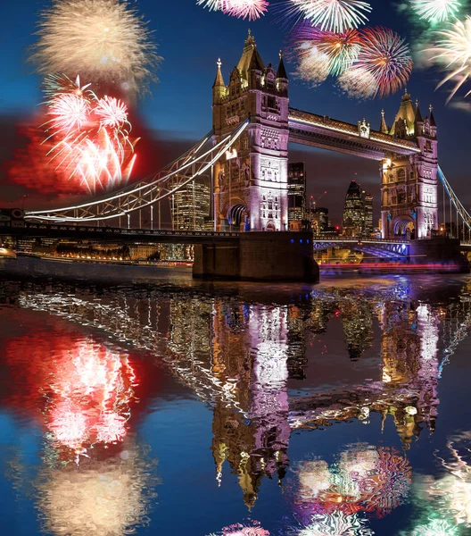 Tower Bridge, a tűzijáték-London, Anglia (az újév ünnepe) — Stock Fotó