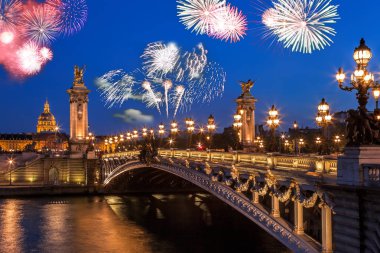 Alexandre III Köprüsü ile havai fişek Paris, Fransa