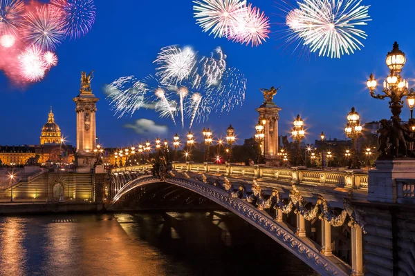 亚历山大井桥与烟花在巴黎 — 图库照片