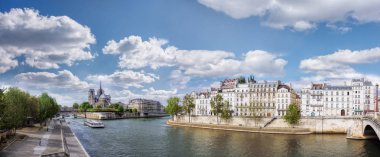 Notre Dame Katedrali ve Seine Paris, Fransa'da teknede Panorama