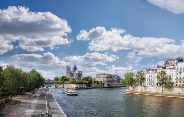 Panorama Katedrála Notre Dame Lodí Řeku Seinu Paříži — Stock fotografie