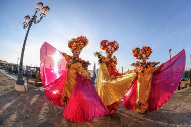 Venedik, İtalya 'da düzenlenen geleneksel festivalde renkli karnaval maskeleri