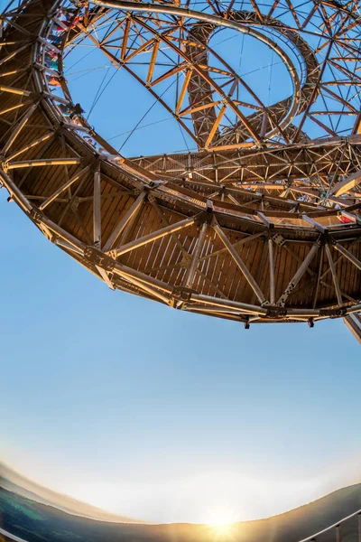 Sky Chůze Proti Modré Obloze — Stock fotografie