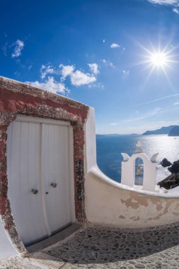 Santorini Adası Yunanistan çan kulesi ile sokak görünümü