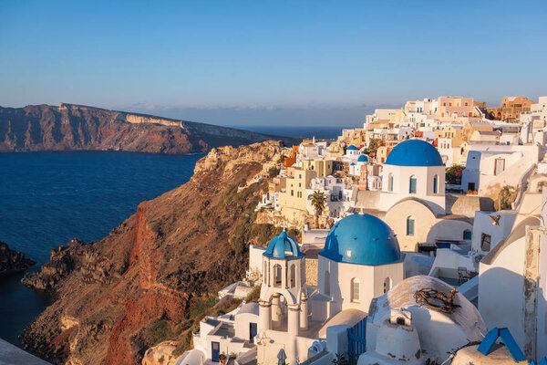 Деревенские церкви Ия на острове Санторини в Греции
