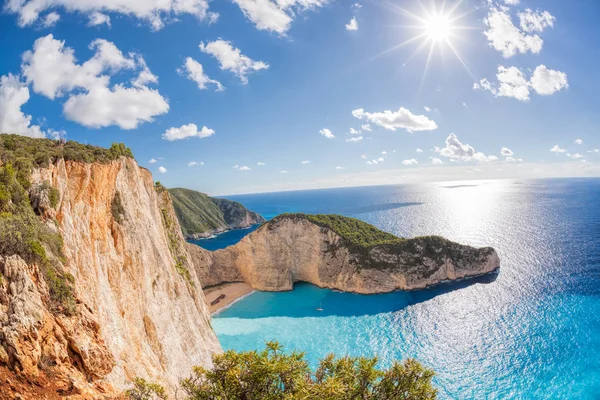 Navagio strand hajóroncsokkal Zakynthos szigetén, Görögország — Stock Fotó