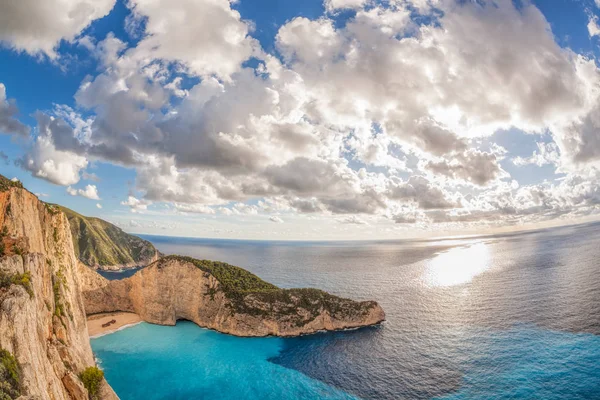 Yunanistan 'ın Zakynthos adasında gemi enkazı olan Navagio plajı — Stok fotoğraf