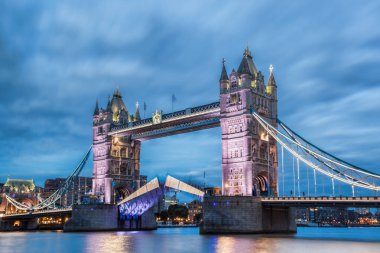 Ünlü Tower Bridge ile akşam, Londra, İngiltere, İngiltere'de kapı açın