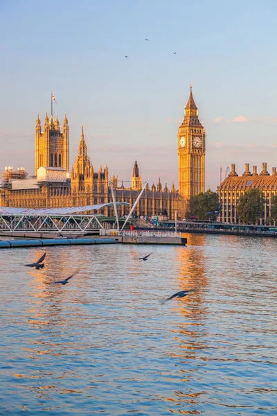 Big Ben και τα κτίρια του Κοινοβουλίου με το σκάφος στο Λονδίνο, Αγγλία, Ηνωμένο Βασίλειο — Φωτογραφία Αρχείου