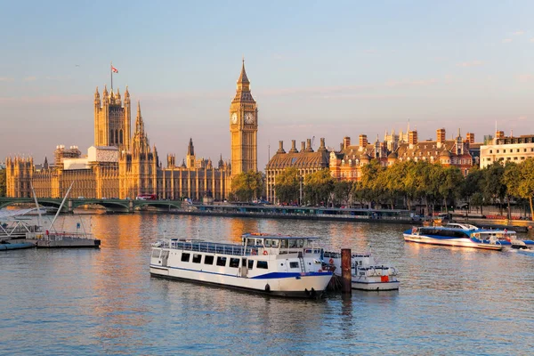 Big Ben e Camere del Parlamento con barca a Londra, Inghilterra, Regno Unito — Foto Stock