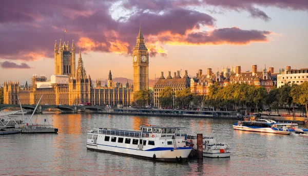 Big Ben et les Chambres du Parlement avec bateau à Londres, Angleterre, Royaume-Uni — Photo