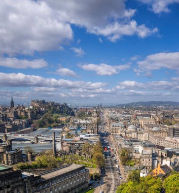 Iskoçya 'da kaleye karşı Prenses sokak ile eski şehir Edinburgh Panoraması