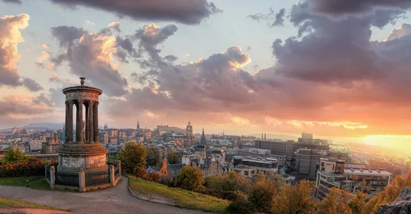 Panorama of Edinburgh against sunset with Calton Hill and castle in Scotland — Stock Photo, Image