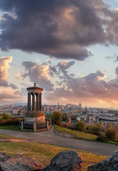 Panorama van Edinburgh tegen zonsondergang met Carlton Hill en kasteel in Schotland — Stockfoto