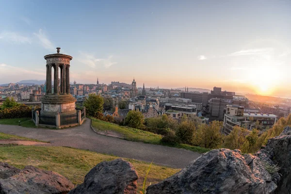 爱丁堡与日落的全景与卡尔顿山和城堡在苏格兰 — 图库照片