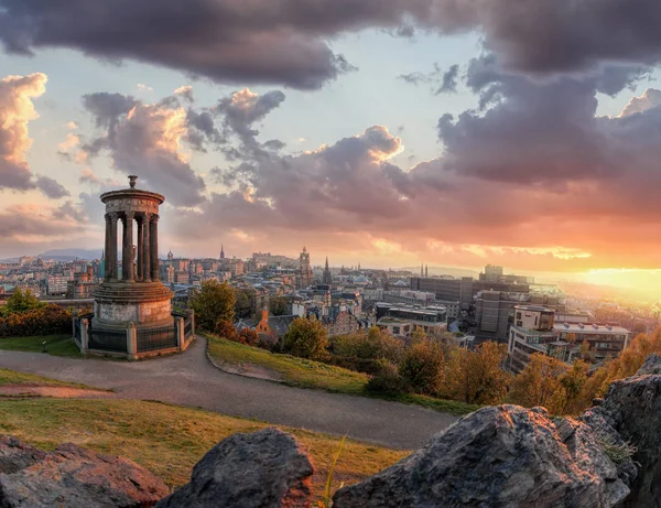 Panorama van Edinburgh tegen zonsondergang met Carlton Hill en kasteel in Schotland — Stockfoto