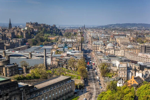 Panorama van oude stad Edinburgh met de straat van de prinses tegen kasteel in Schotland — Stockfoto