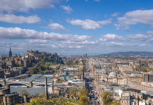 老城区爱丁堡的全景与公主街反对城堡在苏格兰 — 图库照片