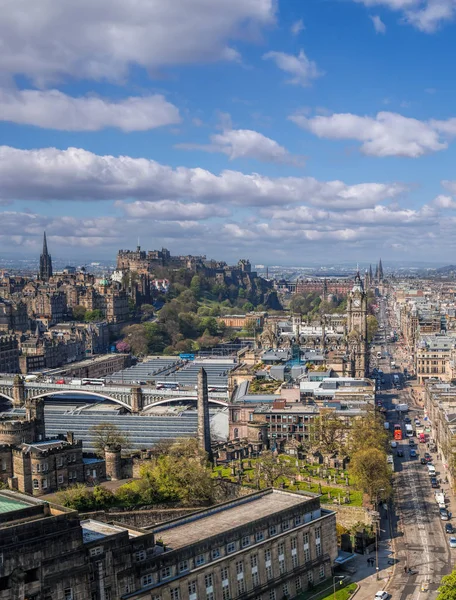 Panorama van oude stad Edinburgh met de straat van de prinses tegen kasteel in Schotland — Stockfoto