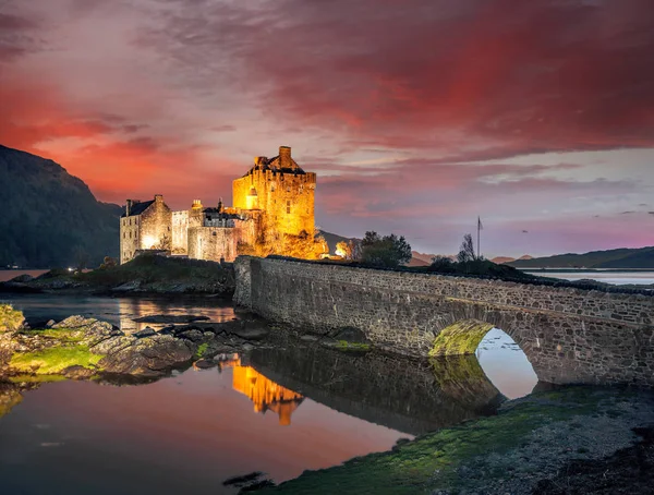 Zamek Eilean Donan z kolorowym zachodem słońca, Highlands of Scotland — Zdjęcie stockowe
