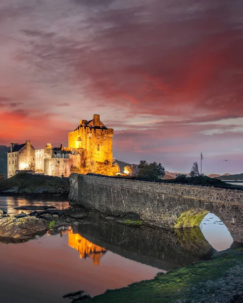 Den Eilean Donan Castle med färgglada solnedgång, Highlands of Scotland — Stockfoto