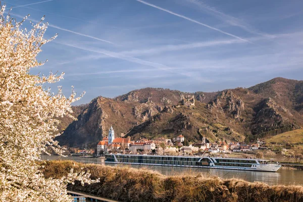 Pueblo de Durnstein durante la primavera con barco turístico en el río Danubio en Wachau, Austria — Foto de Stock