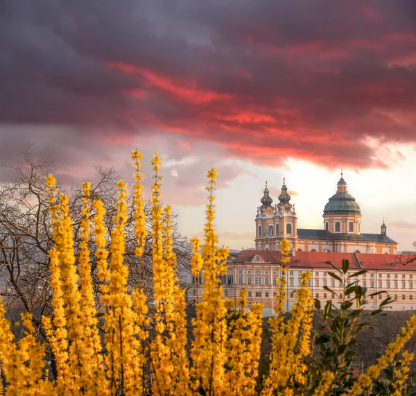 A tavaszi napfelkeltét jelző Melk-apátság tavasszal, Ausztriában, Wachau területén — Stock Fotó