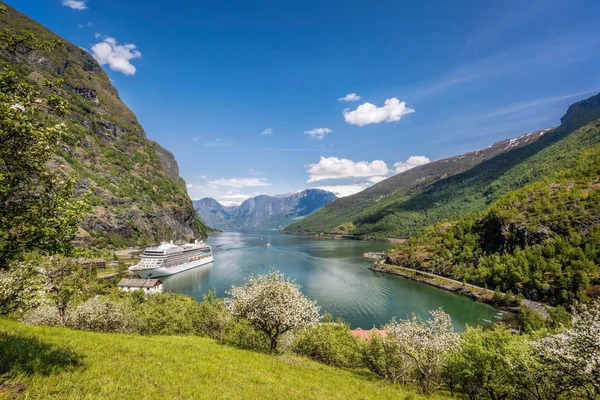 Flam village con barco en puerto contra fiordo durante la primavera, Noruega —  Fotos de Stock