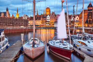 Akşam saatlerinde limanda tekneler ile Gdansk Downtown, Polonya