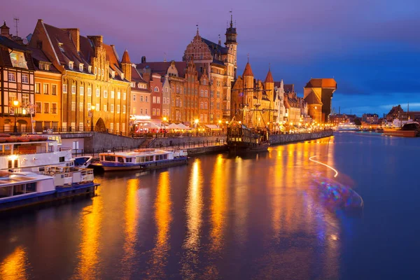 Centre-ville de Gdansk avec des bateaux dans le port pendant la soirée, Pologne — Photo